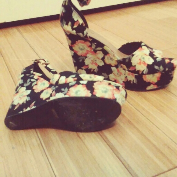 Floral wedges - Picture 2 of 5